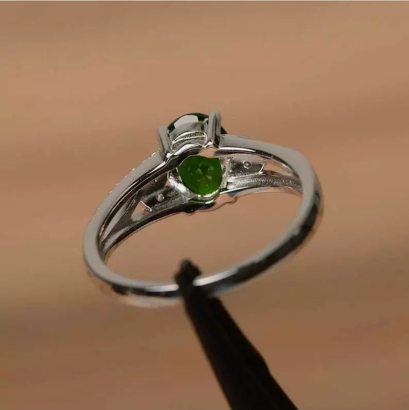 New Beautiful Green Oval Cut Ring - Picture 6 of 9